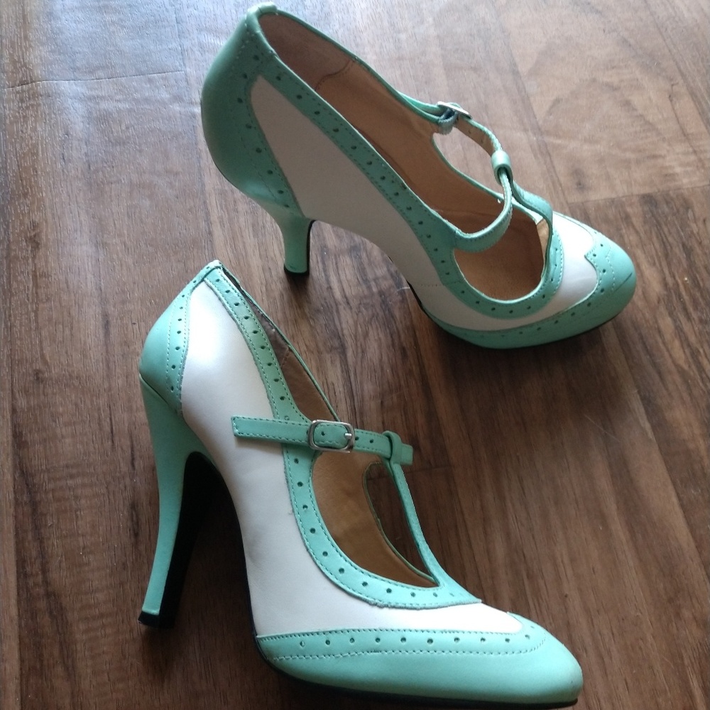 Mint/white vintage style saddle heals